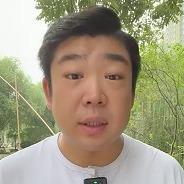 蜜蜂小狗户外年轻男