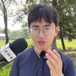 藏蓝polo被接受采访男学生