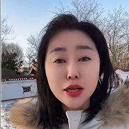 东北女大棉袄雪地里