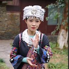 苗族民族特色女生