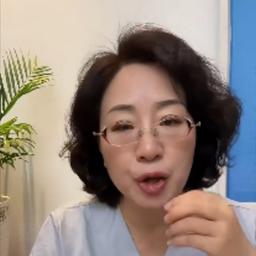 卷发齐肩金丝眼镜女护士