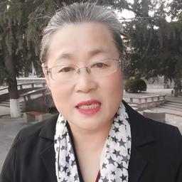 户外老者眼镜女