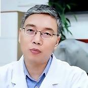 白发中年男白大褂戴眼镜男医生