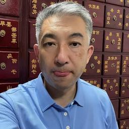 polo蓝领白发男中医药堂