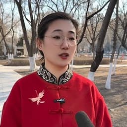 秋天公园大红袍立领被采访