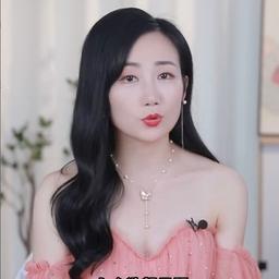 波浪卷粉纱裙露肩长链条耳饰