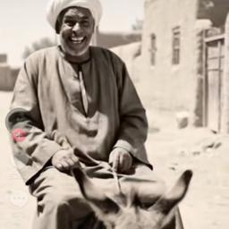 مصري عجوز الباب الي يجي منه افتحه 